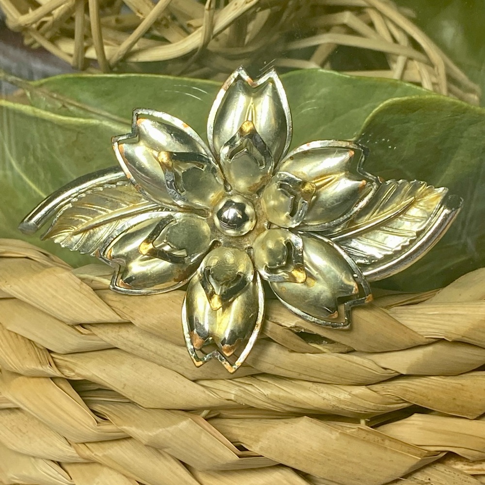 Vintage three-dimensional flower Brooch